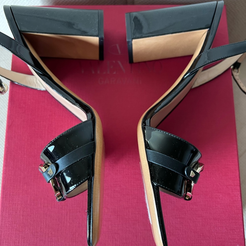 Valentino Garavani V-Rivet block heels. - Picture 6 of 10